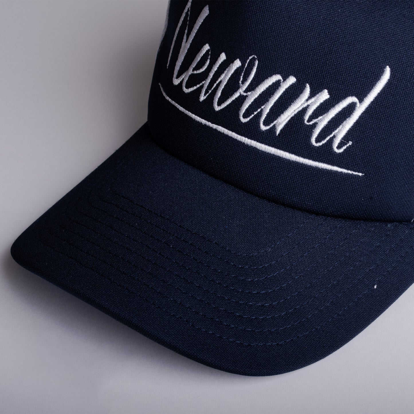 NEWARDロゴ ツートンメッシュキャップ (ネイビー×ホワイト)