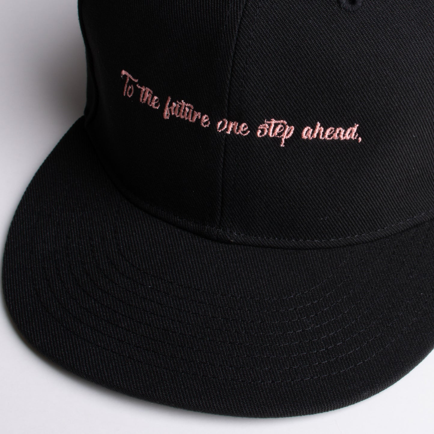 スポーツカジュアルストレートキャップ グラフィックロゴ