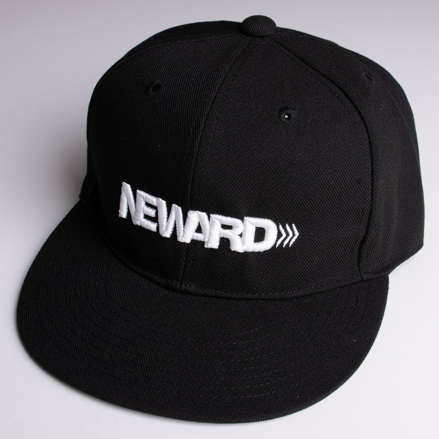 NEWARD シンプルロゴ フラットキャップ